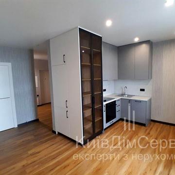 Миколи Гулака вул., 4