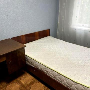 Слаетса гостинка со своим сан узлом возле метро Университет.