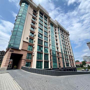 Продаж 3к квартира з видом на міське озеро