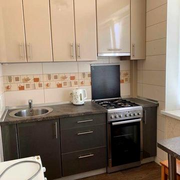 Продам 2 комнатную квартиру возле метро с ремонтом