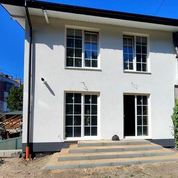 = Продам квартиру з власною ділянку в центрі