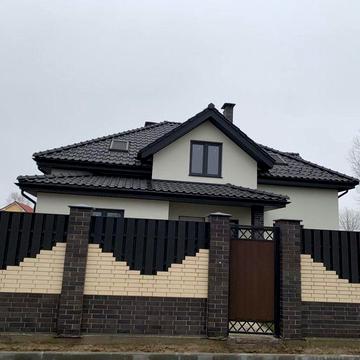 Два будинки біля річки під Києвом