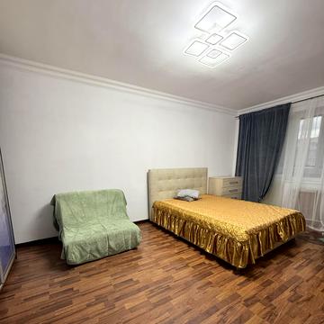 Романа Шухевича просп. (Генерала Ватутіна), 8
