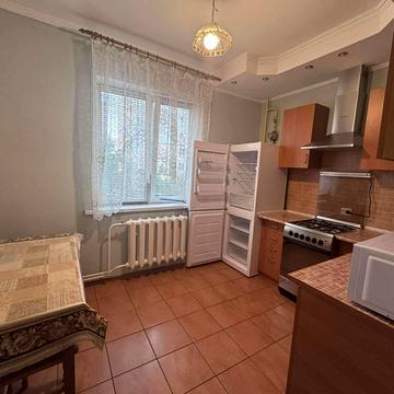 Володимира Момота вул., 40