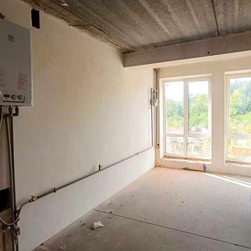 2 кімн.кв. під чистову обробку з газовим опаленням. 1 поверх Є кладова