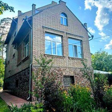 Оренда 2хповерх.будинку в лісовій Бучі з цоколем бомбосховищем .