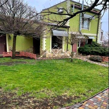 Оренда двоповерхового будинку-дачі з басейном в Мар"янівці.