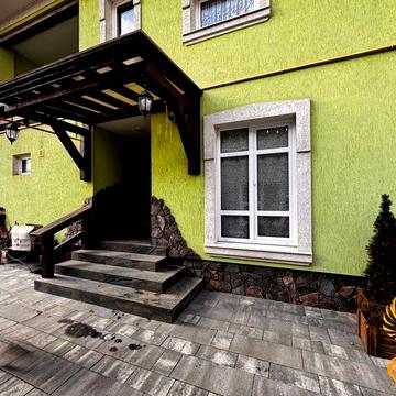 Продається двох поверховий будинок в місті