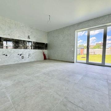 Будинок з ремонтом на 5 сотка в житловому масиві