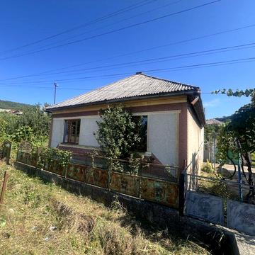 Продаж будинку з комунікаціями і ділянкою 8 сот.