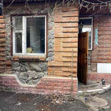 Двоповерхова частина будинку з окремим двором!