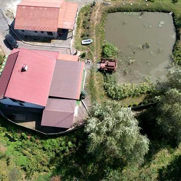 50 сотих землі, 2 житлові будинки із власним озером