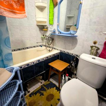 Трикімнатна квартира з ремонтом,гараж сарай в вартості