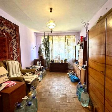Продаж 3 кімнатної квартири ПІД РЕМОНТ в центрі міста.