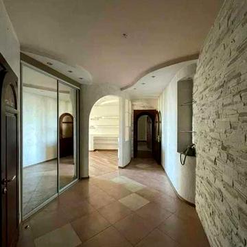 Трёхкомнатная квартира 140 м² на Шептицкого 10 с ремонтом и техникой