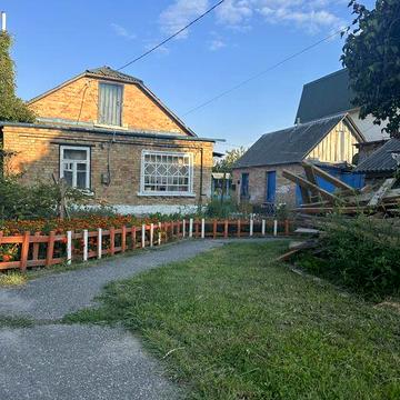 Житловий будинок.  Віта-Поштова В центрі села 10 сот