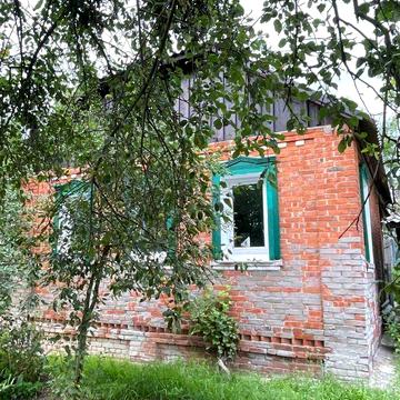 Продам окремий будинок у центрі селища Буди.