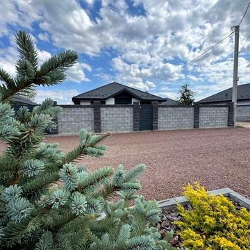 Фасадний будинок в котеджному містечку.