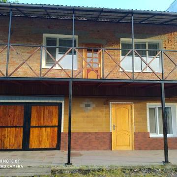 Гарний будинок в мальовничому місці поряд з річкою