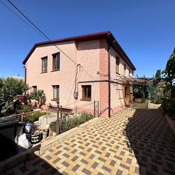 Продам 2-х этажный каменный дом  в Варваровке на участке 7. 12 соток