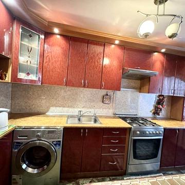 Продам 4к.квартиру. 2 пов/9 пов, цегла.