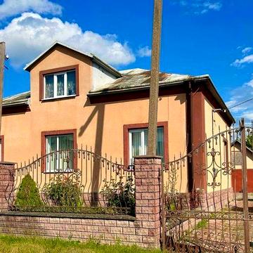Продається будинок з двома гаражами