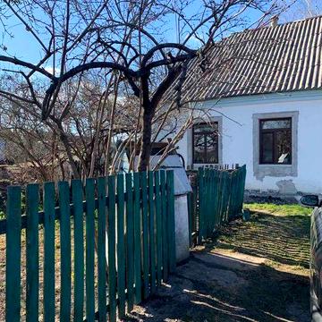 Продаю пів будинку із земельною  ділянкою  по центральній вулиці