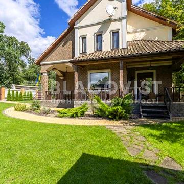 Продаж будинку в Києві, розташований поруч з лісом у межах міста.