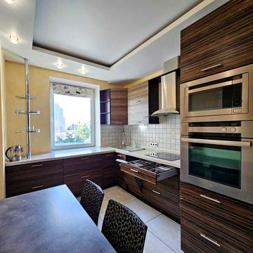 Роздільна трьохкімнатна квартира 90m2 |м| Осокорки