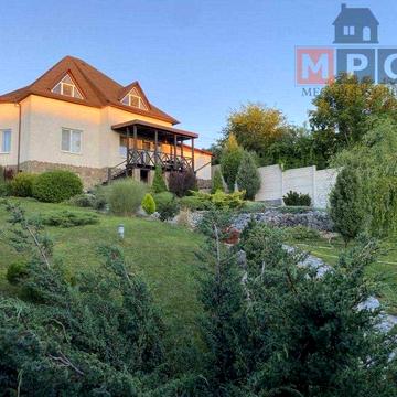 Продаж 2 поверхового будинку з гаражем і ділянкою на 7.7 сотки.