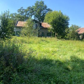 Просторий сільський будинок із землею , у мальовничій місцевості