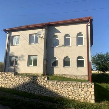 Окремий будинок в с. Байківці та земельна ділянка