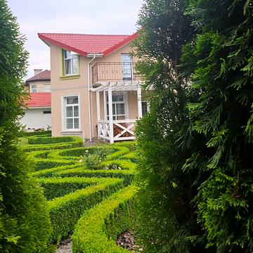 Вишнева вул., 8