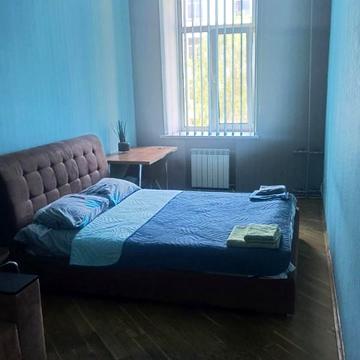 Царський будинок біля ТЦ Гуллівер