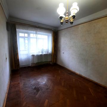 Космонавтів вул., 6