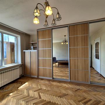Мілютенка вул., 3