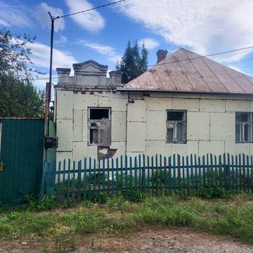 Продаж будинку на Добровільній.  Потребує ремонту.