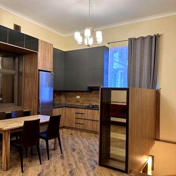 Продається двох кімнатна+ кухня студія+ підвал з Сауною і кімнатою