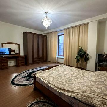 Реальная евродвущка в Центре, Ярослава Мудрого, Университет
