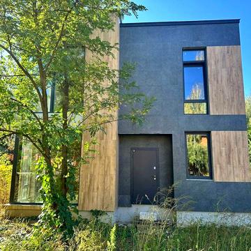 Будинок з панорамними вікнами в селищі Гореничі