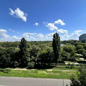 Продаж двокімнатної квартири біля парку вул. Грушевського 15.