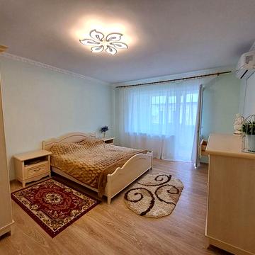 Продаю дом в центре 2эт.,гараж, 119кв.м. ДК Судостроитель, Сказка.