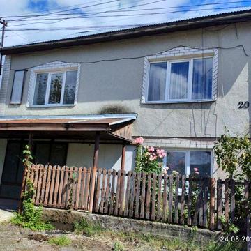 Продам будинок м.Хуст , вул. Тичини,,20