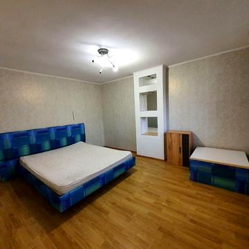 Академіка Грушевського вул., 40а