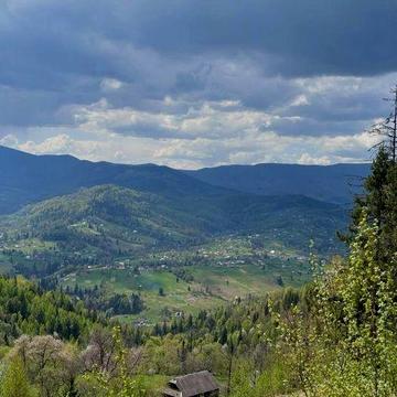 Продаж земельної ділянки з будинком в горах.. ціна вказана за сотик