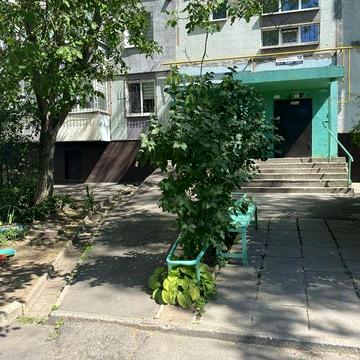 Сдам 2-х комнатную квартиру на бабурке, долго срочно. .