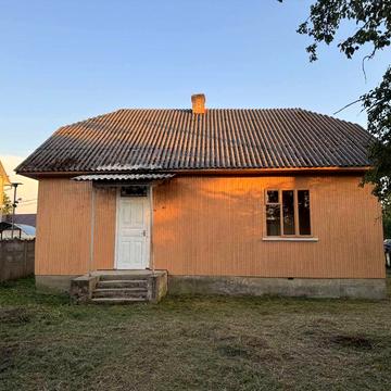 Будинок 90,3 м², 30 соток землі, с. Сваричів (Івано-Франківщина)