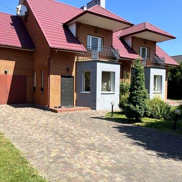 Будинок на два окремих входи,півтора поверхи.