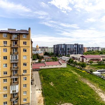 Богдана Хмельницького вул., 73