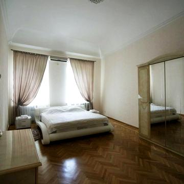 Соборна пл., 10